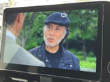 停車中には、地上デジタル放送を楽しめるTV機能を搭載。待ち時間も快適に過ごせる便利な機能です。