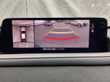 狭い場所での駐車やすれ違いなどでより的確な運転操作に役立つ360&deg;ビューモニターが装備されています。