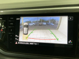 ギアをリバースに入れると車両後方の映像を映し出します。画面にはガイドラインが表示され、車庫入れや縦列駐車などの際に安全確認をサポートします。