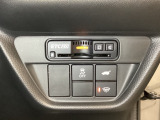 ハンドルの右側にETC2.0がついています。高速道路の料金所の通過も楽々です。その下にHondaセンシング用のVSA(ABS+TCS+横滑り抑制)解除のオンオフスイッチなどを装備しています。
