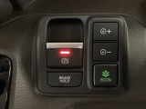 セレクトレバーの右に電子制御パーキングブレーキがあります。スイッチひとつで、停車した地点の傾斜などをシステムが検知・判断してブレーキ力を自動的に最適制御し、しっかり停車できるパーキングシステムです。