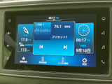 多彩な情報を表示する画面は、運転中の頼れる相棒です。ラジオや音楽を楽しんだり、車両情報を確認でき、快適なドライブをサポートします。