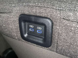 充電用USB端子付き。スマートフォンなどの充電に便利です。