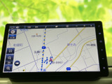 鮮明な画面表示で、スムーズなナビゲーションをサポート。目的地までストレスなく到着できます。高精細な地図で、運転がより快適に。
