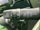 雨の日の運転をサポート。操作も簡単で、フロントガラスをクリアに保ち、視界を確保できます。