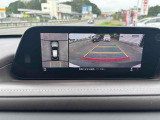 全周囲や後方確認に便利で安全な全方位型モニターとバックカメラも装備しています。