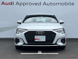 シングルフレームグリルはAudiの象徴的なデザイン要素であり、一目でAudiとわかるスタイル、大きくて迫力のある形状が車のスポーティな印象を強調しており、魅力的なデザインとなっています。