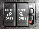 運転席からもスライドドアをボタン操作でスピーディーに開閉できます!またスマートキーでも操作できるので便利です。