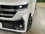【LEDヘッドライト】悪天候や夜間走行時も良好な視界を確保し安心して運転できる高輝度LEDヘッドライトを装備!点灯速度が早く、消費電力も抑えられています。