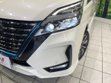 【LEDヘッドライト】悪天候や夜間走行時も良好な視界を確保し安心して運転できる高輝度LEDヘッドライトを装備!点灯速度が早く、消費電力も抑えられています。