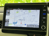 詳細な地図データで、目的地までスムーズに案内。渋滞情報もリアルタイムで表示され、最適なルートを選択できます。運転の負担を軽減します。