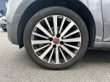 限定車仕様のアルミホイールもルノーマークにレッドの配色がアクセントになります。