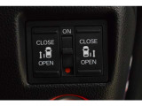 両側電動スライドドアです。ハンドル付近に開閉スイッチがあるので、運転席からも操作が可能です。