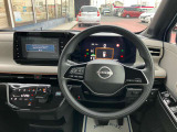 使いやすく安全な操作性と良好な視界を実現した運転席!