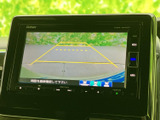 目的地までのルートをわかりやすく表示。渋滞情報も確認できるので、スムーズな移動をサポートします。運転に集中できますね。