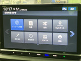 大型のディスプレイが、運転中の情報取得をサポート。直感的な操作性で、スムーズなナビゲーションを実現します。