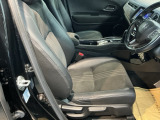 運転席は、大きな座面と包み込むような背もたれがドライバーの身体全体をしっかり支えます。上質なシート素材と座り心地のよいクッションを採用し、長時間の運転やコーナーの多い道も快適です。