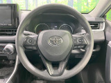 インテリアに合わせたデザインのステアリングは、運転される方のことも考え、運転しやすい形状、大きさです。是非一度、実際に触ってお確かめください。