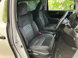 運転席からの視界は広く、運転操作もスムーズに行えます。シートの形状も工夫されており、長距離運転も快適です。