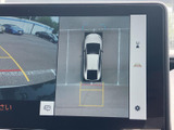 後方の状況をリアルタイムで確認できるので、安全な駐車操作をサポートします。狭い場所でも安心して機動できます。