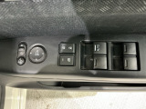 狭い駐車場で便利な電動格納ドアミラーが付いています。