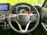 握りやすいステアリングで、運転操作をサポート。運転姿勢に合わせて調整でき、快適なドライビングポジションを実現します。操作性にも優れています。