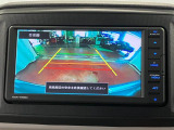 【バックカメラ】 駐車時に車両後方の様子を見ることができるので、運転の不安を軽くします。