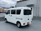 左斜め後ろからの特徴的なフォルム。狭い路地裏でも運転しやすそうな小回りが利くコンパクトボディ♪