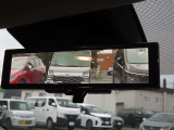 【インテリジェントルームミラー】後方のカメラ画像が映し出されるので、乗員や荷物でさえぎられがちな後方視界をクリアに保ちます♪