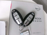 インテリジェントキーを携帯していれば、リクエストスイッチを軽く押すだけでドアのロック・アンロックが可能です。