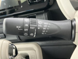 雨天時でもクリアな視界を確保。操作しやすいワイパーレバーで、安全な運転をサポートします。様々な設定が可能で、状況に応じた使い分けが可能です。