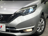 【LEDヘッドライト】悪天候や夜間走行時も良好な視界を確保し安心して運転できる高輝度LEDヘッドライトを装備!点灯速度が早く、消費電力も抑えられています。