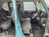 ヘタリもなく綺麗な状態です。シートリフトがついてますので、お好みのシートポジションで運転できます。