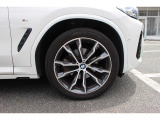 BMWのほぼすべてのモデルに『ランフラット・タイヤ』を標準装備しています。もしもパンクした場合でも、そのまま時速80kmまでで航続距離80km走行可能です。立ち往生する事無く、事故も未然に防ぎます。