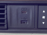 USBチャージャー付きで、スマホなどの充電が手軽に行えます。日常使いにうれしい装備です。