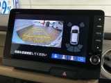 リバースギアに入れるだけで後方の表示へ切り替わります。夜間や雨の日の駐車も楽になりますよ。