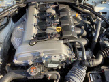 ロードスターRFのために専用設計されたSKYACTIV-G 2.0は、ソフトトップ車の「使い切る喜び」とは違い余裕をもった走行を可能にした「余す喜び」をテーマにしております。
