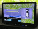 周囲の状況を安全確認できるモニターは、運転の苦手な方にも安心。狭い場所での駐車や車庫入れをサポートし、安全性を高めます。後方確認もスムーズに行えます。