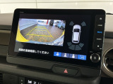 リバースギアに入れるだけで後方の表示へ切り替わります。夜間や雨の日の駐車も楽になりますよ。