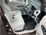 運転席まわりです。運転席からの視界が左右に広く隅々まではっきりと見渡せます!クルマの前端も把握しやすく安心して運転できます!