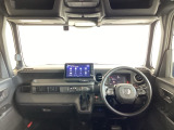 運転席は、大きな座面と包み込むような背もたれがドライバーの身体全体をしっかり支えます。上質なシート素材と座り心地のよいクッションを採用し、長時間の運転やコーナーの多い道も快適です