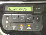 【オートエアコン】一度お好みの温度に設定すれば、車内の温度を検知し風量や温度を自動で調整。暑い&hellip;寒い&hellip;と何度もスイッチ操作をする必要はありません。快適な車内空間には必須の機能ですね♪