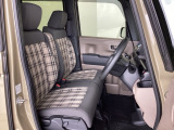 フロントシートはベンチシートです。ベンチシ―トは運転席と助手席の移動もスムーズ。狭い駐車場での乗り降りに便利です。
