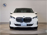 【BMWの伝統】BMWの特徴的な&ldquo;キドニーグリル&rdquo;は、80年以上続く伝統の形でございます。変わらないこだわりのデザインが、プレミアムブランド&ldquo;BMW&rdquo;を創り出します。