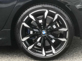 【BMWアロイホイル】軽量かつ強度に拘ったアロイホイル。走行性能ポテンシャルを引き出す設計。車の足元を引き締めてくれる大きなポイントはアロイホイルです。