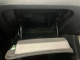 車検証入れになどにも使える便利な収納BOXあります。