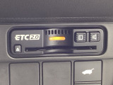 ETC2.0を搭載し、高速道路の料金決済をスムーズに行えるだけでなく、道路情報を活用した高度な運転支援サービスにも対応しています。