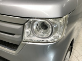 LEDヘッドライトは、点灯の瞬間から最大光量を発揮し、突然暗くなるトンネルなどでの安定感を高めます。