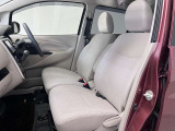 【ベンチシート】運転席と助手席の間にカバンを置いたり、肘掛けをおろしたり様々なシーンに合わせてお使いいただけます♪