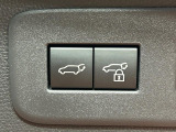 【パワーバックドア】スマートキーや運転席のボタンを押すだけでリアゲートが自動で開閉します!荷物を持っている時や、高い位置にあるバックドアを閉める際に便利な機能です♪